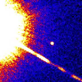 La stella brillante a sinistra è la nana rossa Gliese 229a, quella molto più  debole, quasi nel centro  è la BD Gliese 229b. Il getto luminoso sotto di essa  è un effetto strumentale dovuto alla diffusione della luce da parte del sostegno dello specchio secondario del telescopio