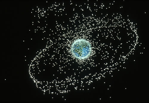 I detriti che circondano la Terra da una prospettiva equatoriale