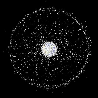 I detriti che circondano la Terra da una prospettiva polare